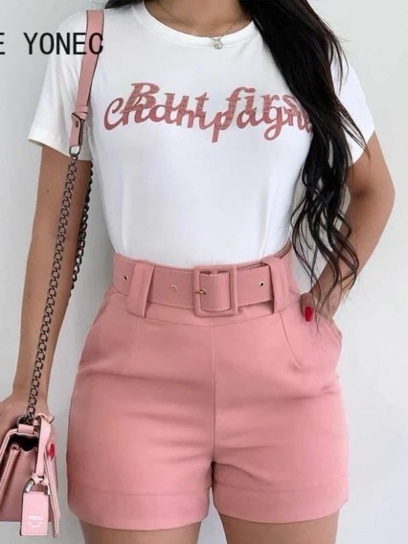 Conjunto Camiseta Branca e Short Bolso Design Rosa